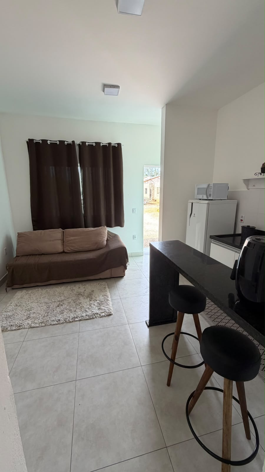 Cozinha americana com bancada e banquetas na Bella Home