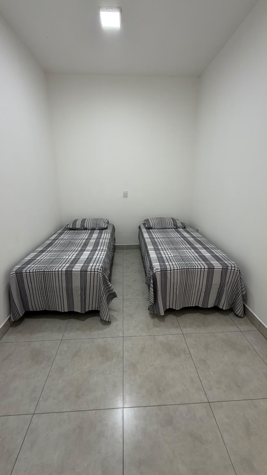 Quarto com duas camas de solteiro na Bella Home